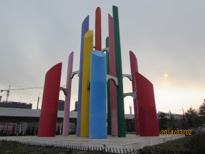 The first monument in Kai Fa Qu. Each pillar represents a Development Zone in China, but the biggest one is supposed to be KFQ.