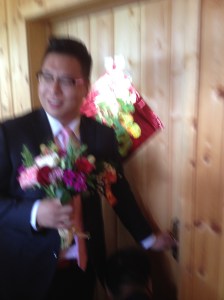 Ni Ji trying to convince the ladies to let him in. 